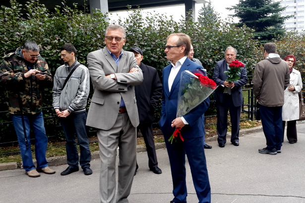 В Зеленограде торжественно возложили цветы к мемориальной доске Геннадия Гуськова