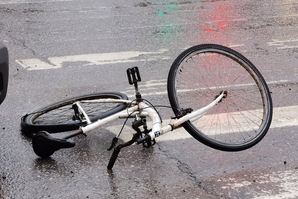 Велосипедист попал в больницу после наезда автомобиля на «зебре»