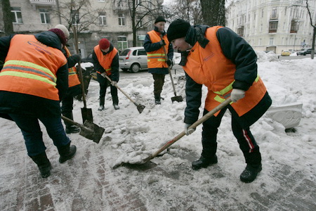  «Жилищник района Старое Крюково» продолжает расчищать дворы от снега