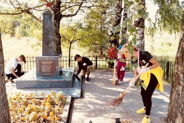 Зеленоградские подростки приняли участие в мемориально-патронатной акции «Чистый памятник»
