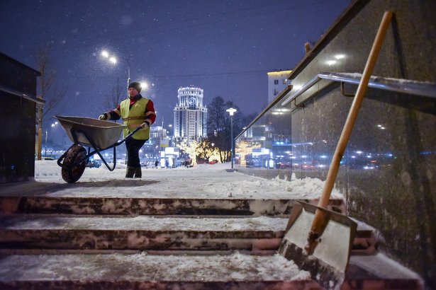 Во время снегопада москвичи предлагали убирать снежные завалы за 5,5 тысяч рублей в час
