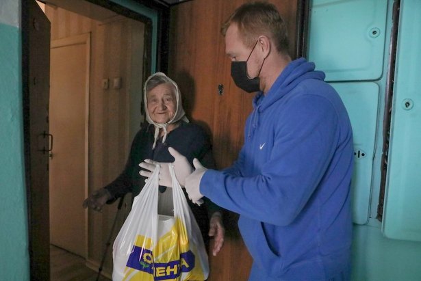 Более 8 тыс соцрабоников и волонтеров помогают москвичам на самоизоляции