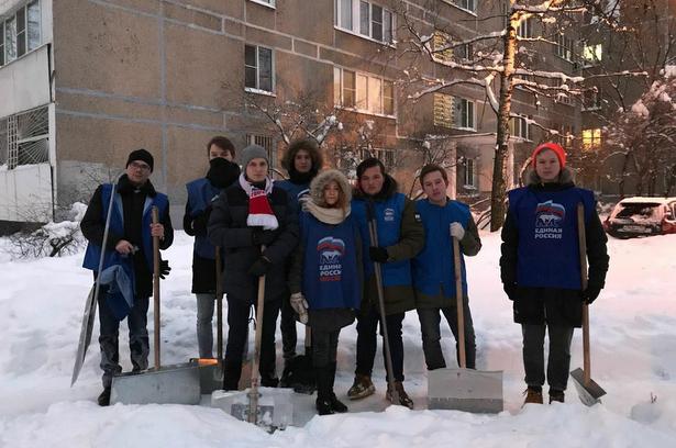 Единороссы Старого Крюково приняли участие в уборке района от снега
