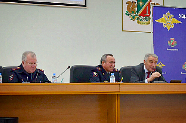 Председатель Общественного совета провел беседу с полицейскими о патриотизме