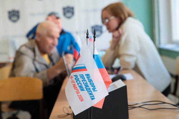 Москвичи активно голосуют на избирательных участках на выборах президента РФ