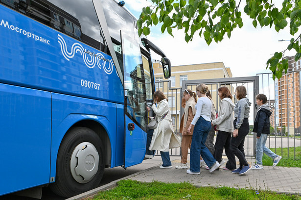 Собянин: Более 950 образовательных учреждений Москвы могут заказать бесплатные автобусы для поездок в музеи