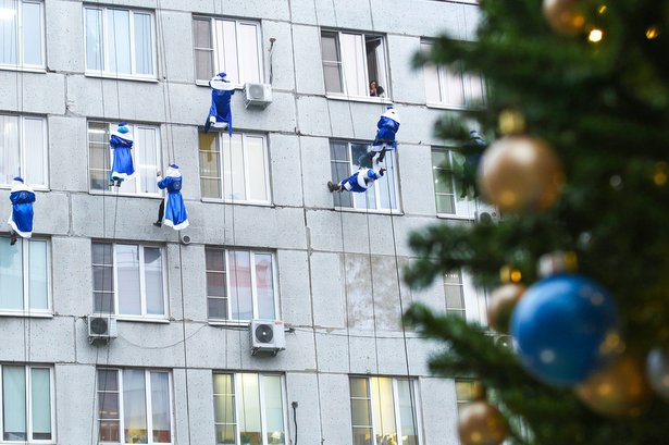 В Московских детских больницах маленьких пациентов поздравят с Новым годом циркачи, художники и альпинисты