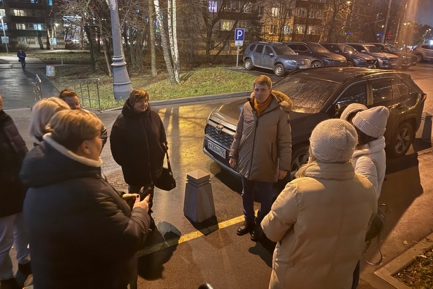 Глава управы Старого Крюково вместе с жителями осмотрел состояние дворов в 8-м микрорайоне