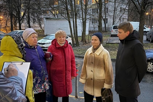 Глава управы района Старое Крюково вместе с жителями обошел дворы 9-го микрорайона