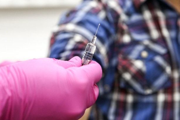 100 тыс москвичей привились от гриппа в первые дни вакцинации
