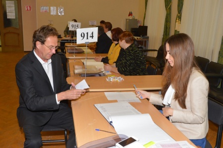 Одним из первых в школе №853 проголосовал префект округа А.Смирнов