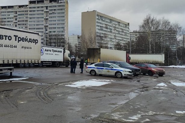 На бесплатной парковке за КЦ «Зеленоград» введут запрет на отстой грузовиков