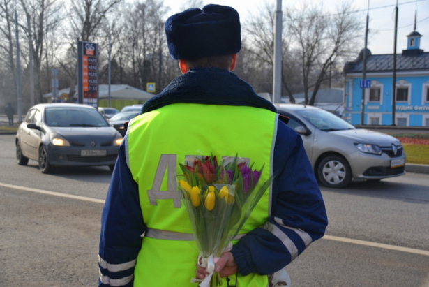 Зеленоградские инспекторы ГИБДД поздравили автоледи с наступающим 8 марта