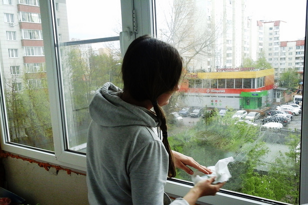 «Славяне» вымыли окна в квартирах ветеранов района Старое Крюково