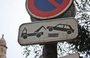 Знаки «Остановка запрещена» оборудуют табличками с предупреждением о работе эвакуатора