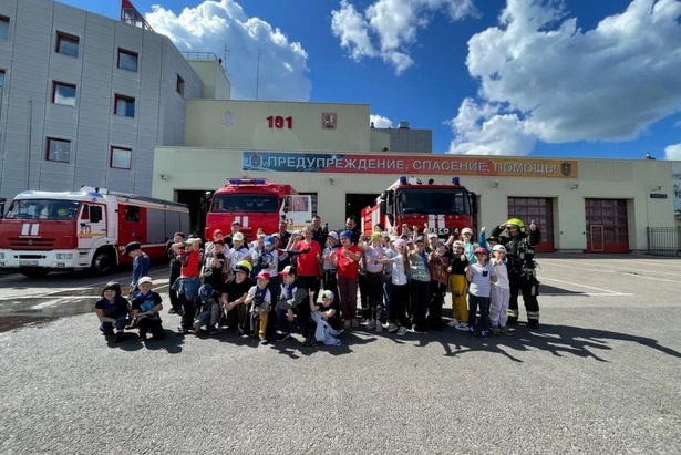 Зеленоградские пожарные знакомят маленьких гостей со своей работой
