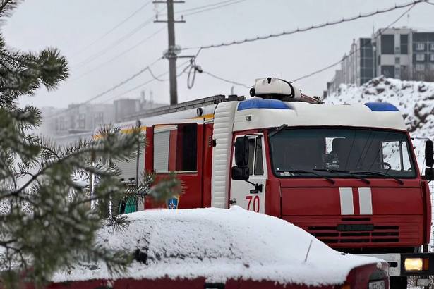 Жильцов горящей квартиры эвакуировали с 14 этажа с помощью спасательных устройств