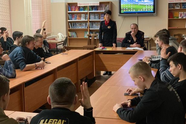 Полицейские провели профилактические лекции с педагогами и учащимися Политехнического колледжа №50