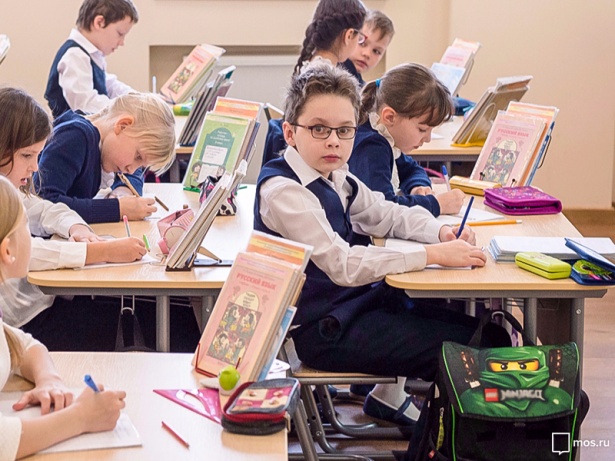 На данный момент в первые классы московских школ зачислены более 83 тыс детей
