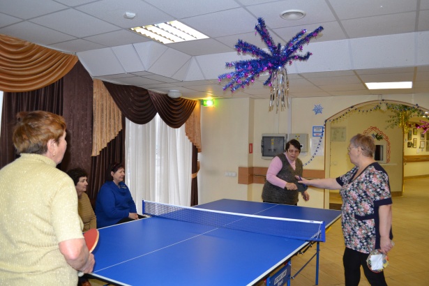 Посетительницы ТЦСО «Солнечный» в Старом Крюково приняли участие в турнире по настольному теннису