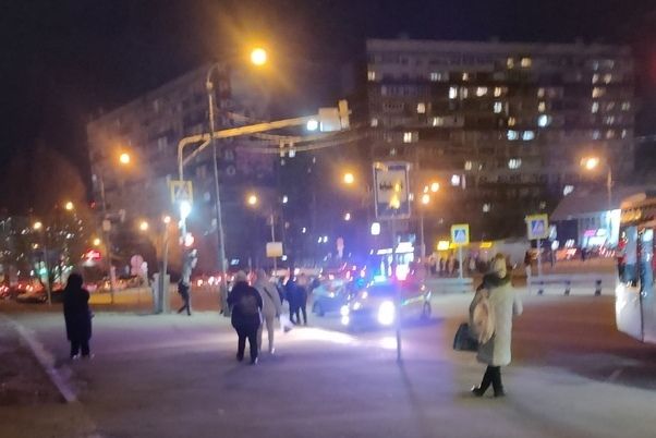 Маленький пешеход попал под машину на улице Логвиненко