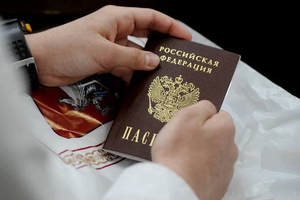 Бумажные российские паспорта заменят электронными карточками