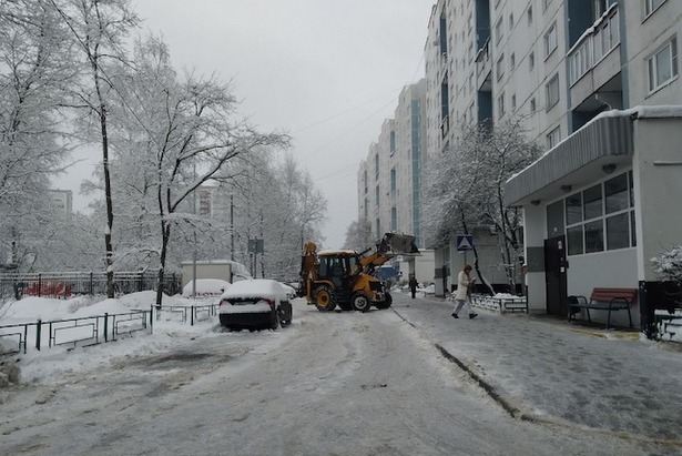 С дворовых территорий района Старое Крюково за неделю вывезли более тысячи кубометров снега