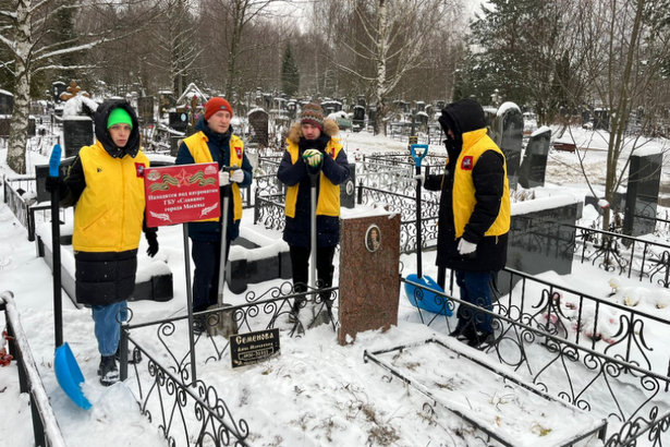 Сотрудники «ГБУ «Славяне» привели в порядок захоронения ветеранов ВОВ