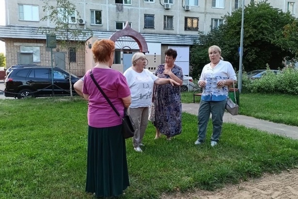 Общественники Старого Крюково обсудили с жителями судьбу детской площадки у корпуса 813