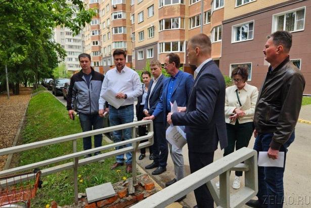 Префект Зеленограда осмотрел ход благоустроительных работ во дворах