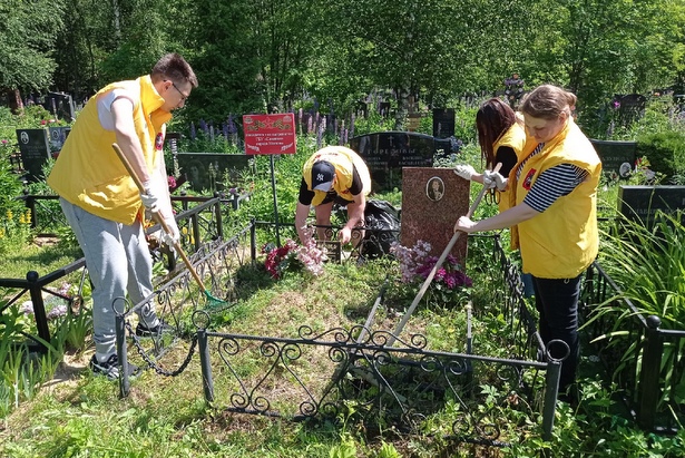 Активисты района Старое Крюково привели в порядок захоронения ветеранов войны