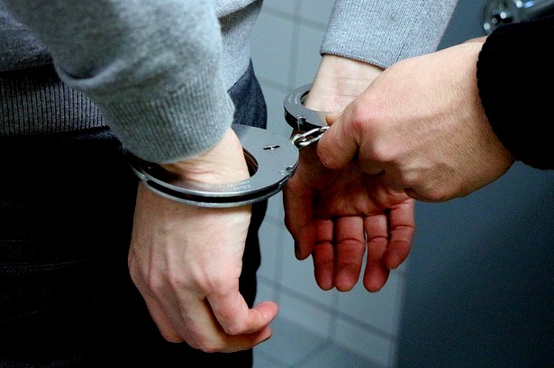 В Менделеево полицейские задержали торговца спайсом при попытке сбыта наркотика