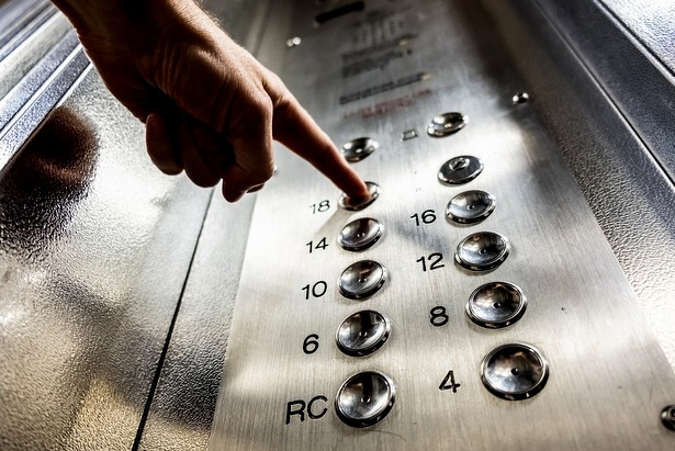 В Старом Крюково по просьбе местного жителя перепрограммировали лифт
