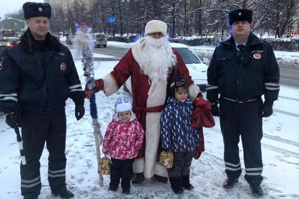 Зеленоградские госавтоинспекторы  присоединились к акции «Полицейский Дед Мороз»
