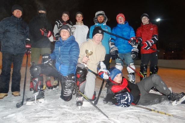 Дворовые команды школьников Старого Крюково сразились в хоккейном турнире