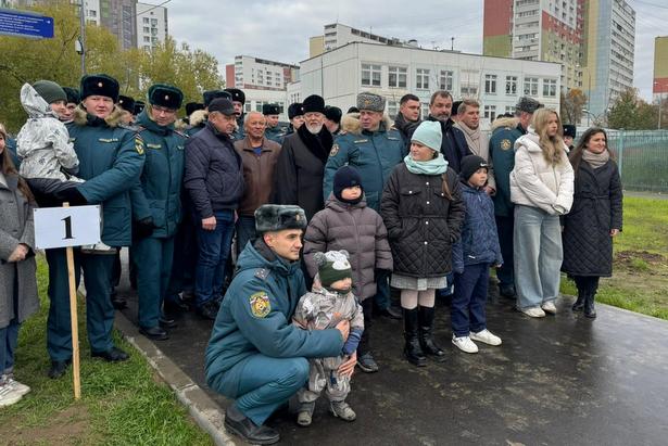 В Зеленограде открыли Аллею в честь 35-летия МЧС России и высадили 14 красных яблонь