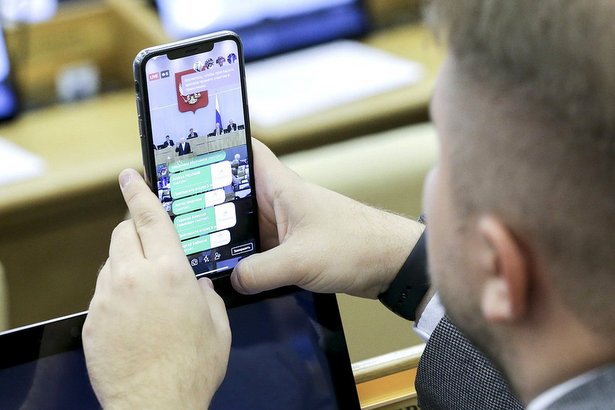 Государственная дума запретила военным использовать смартфоны во время несения службы