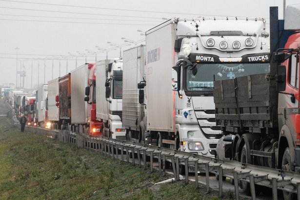 Собянин по просьбам предпринимателей увеличил срок действия пропусков для грузовиков