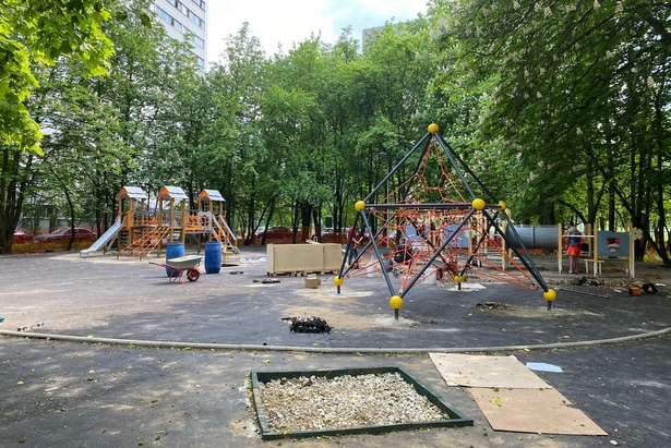В Старом Крюково идут активные работы по обновлению детской площадки
