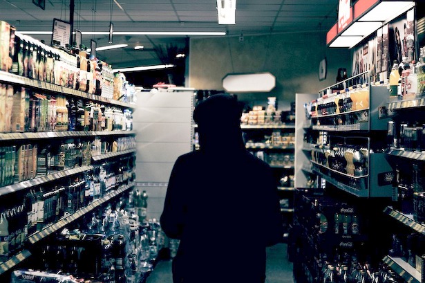 Активисты проверят, продают ли подросткам алкоголь в столичных магазинах