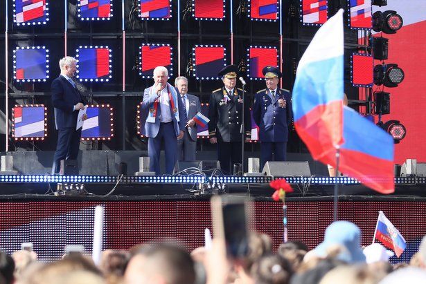 В Москве около 500 тыс человек отпраздновали День флага России