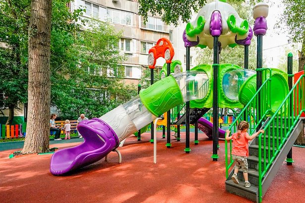 Обновленная детская площадка в 9-м микрорайоне полностью безопасна
