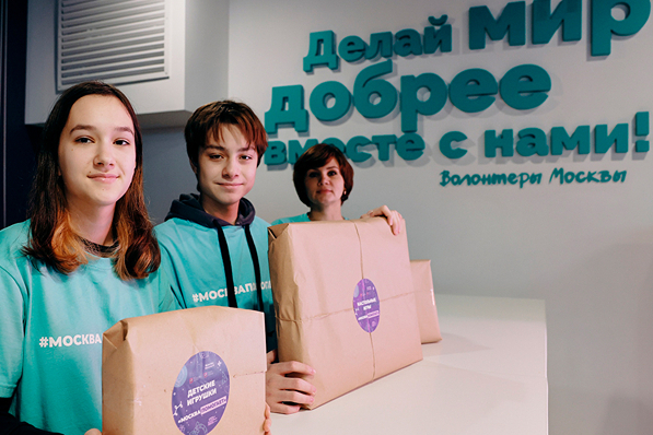 Первые 30 тыс новогодних подарков от мэра Москвы привезли волонтеры на новые территории