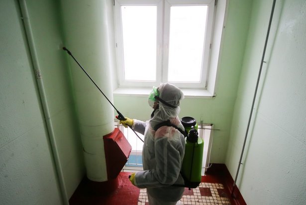 В многоквартирных домах Зеленограда в усиленном режиме проводятся работы по дезинфекции