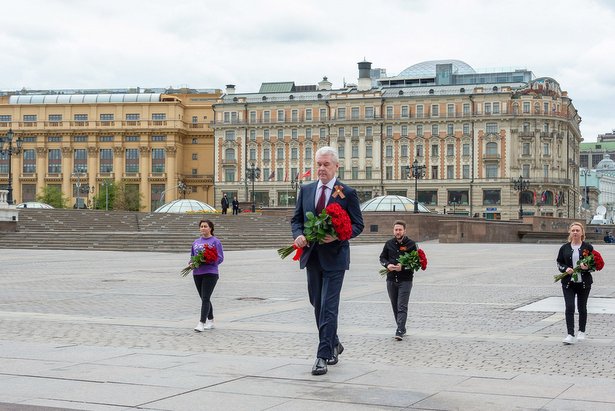 В Москве волонтеры возложили цветы к военным мемориалам от имени ветеранов