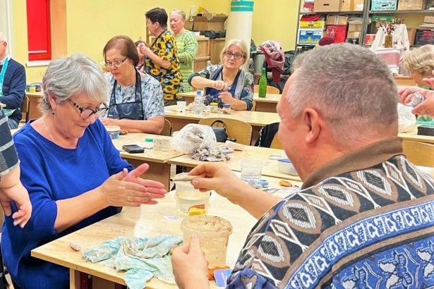Во Дворце творчества пенсионеры могут научиться лепке из глины и теста