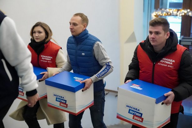 Представители ОНФ и «ЕР» Москвы сдали в избирательный штаб часть подписей в поддержку Путина