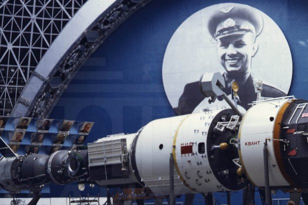 В центр «Космонавтика и авиация» на ВДНХ вернули знаменитый фотопортрет Гагарина