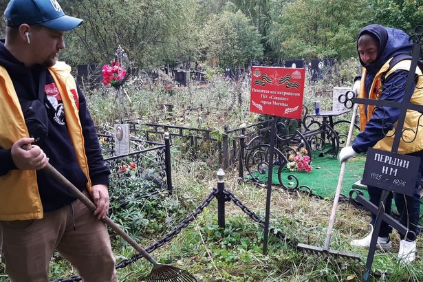 Сотрудники ГБУ «Славяне» привели в порядок захоронения участников ВОВ