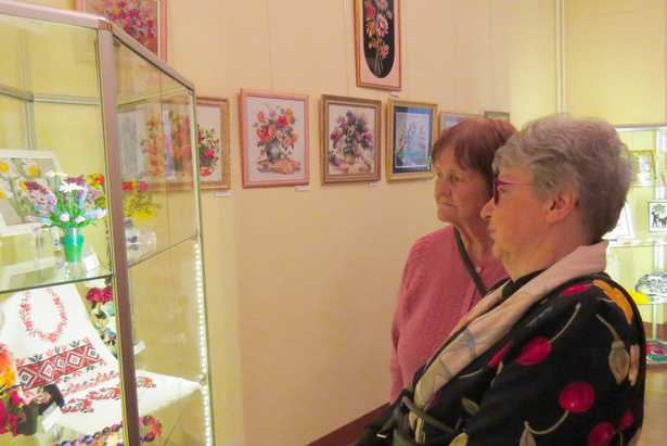В «Творческом лицее» открывается традиционная выставка, посвященная Дню пожилого человека